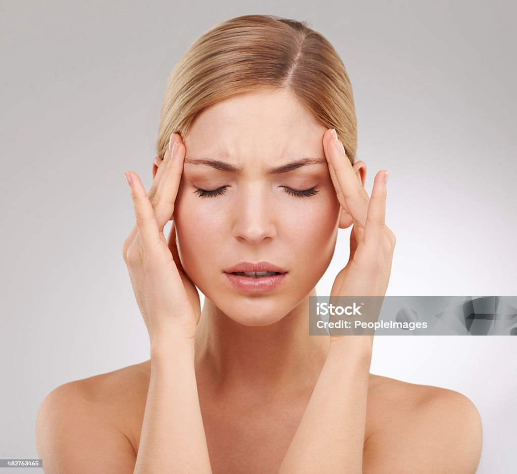 Tempo para uma dor de cabeça de comprimidos - Royalty-free Mulheres Foto de stock