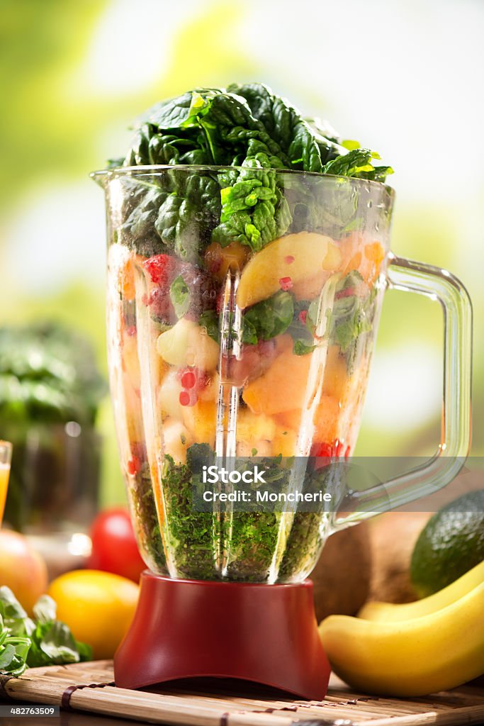 Batido com frutas e produtos hortícolas frescos em um misturador - Royalty-free Abacate Foto de stock