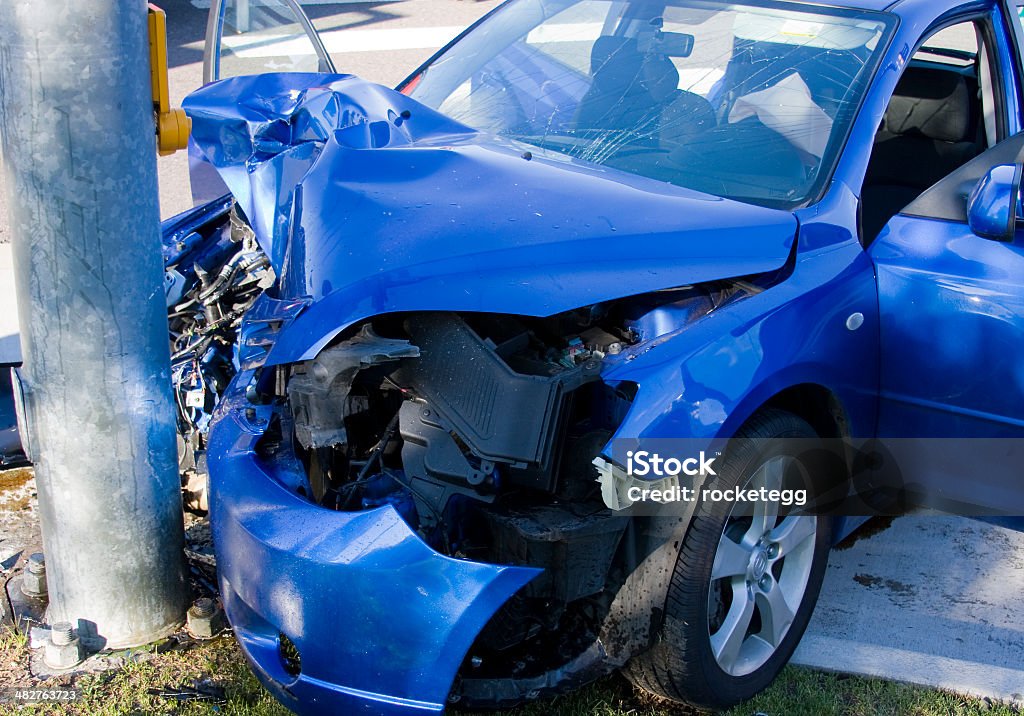 Accidente de coche en comparación con polos, azul - Foto de stock de Accidente de automóvil libre de derechos