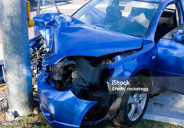 Accidente De Coche En Comparación Con Polos Azul Foto de stock y más banco de imágenes de Accidente de automóvil - Accidente de automóvil, Palo - Objeto fabricado, Choque