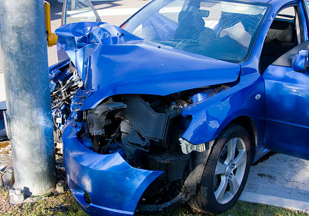 polo azul contra acidente de automóvel - skidding accident car tire - fotografias e filmes do acervo