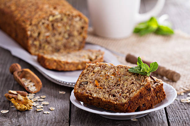 完全菜食主義者用料理、バナナパンのニンジン - walnut bread ストックフォトと画像