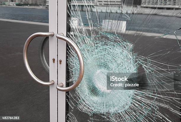 Defekte Fenster Am Business Glastür Zerstückeltes Von Vandalismus Stockfoto und mehr Bilder von Tür