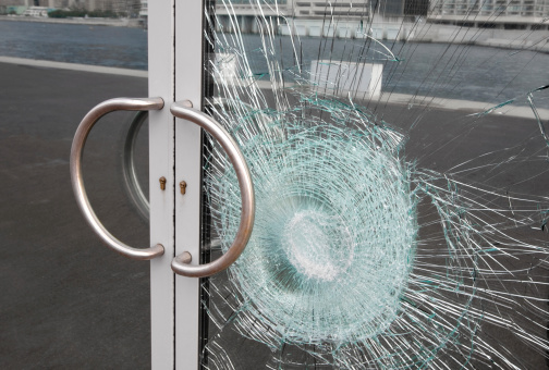 Broken ventana de negocios puerta de vidrio hecho añicos de vandalismo photo