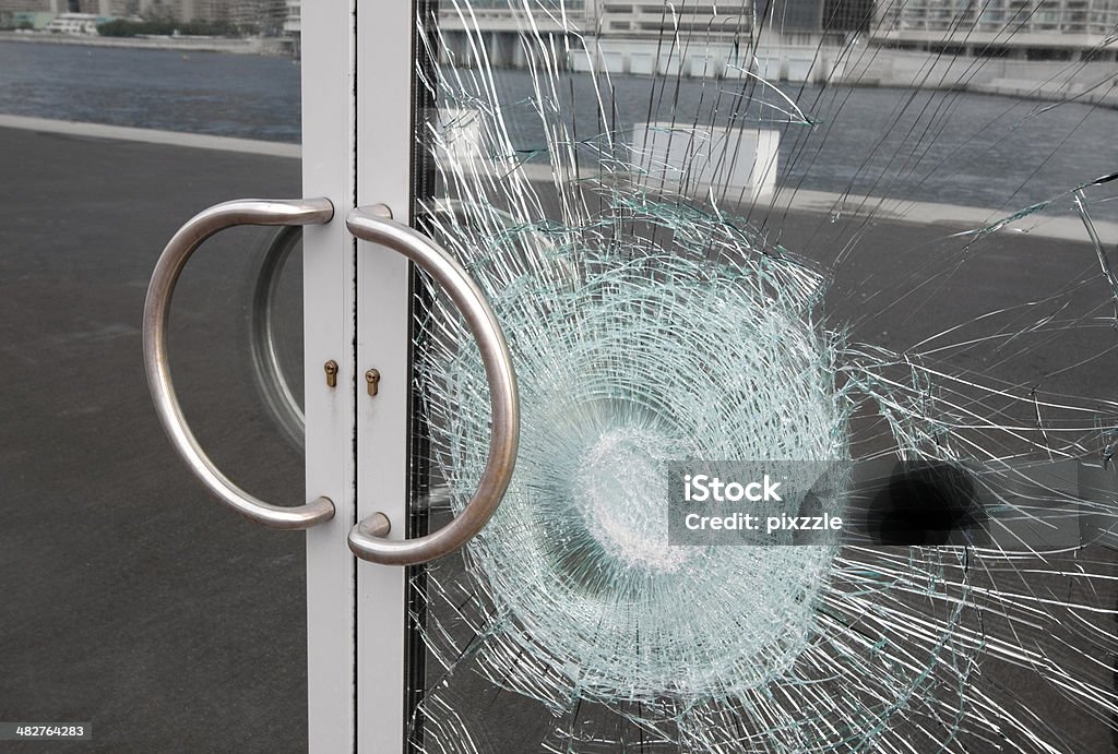 Broken fenêtre d'affaires porte vitrée de verre brisé par un acte de vandalisme - Photo de Porte - Entrée libre de droits