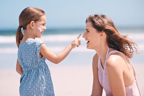 Shot of a little girl applying suntan lotion to her mother's face at the beachhttp://195.154.178.81/DATA/i_collage/pi/shoots/783222.jpg