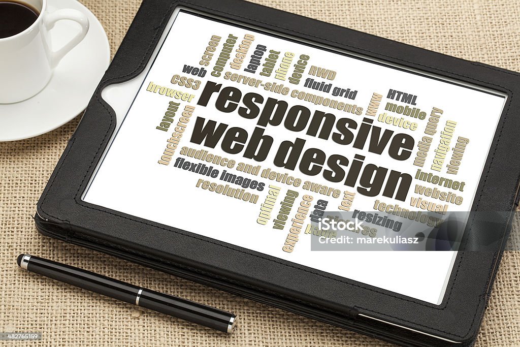 "responsivo web design'em tablet PC" - Foto de stock de Web design responsivo royalty-free