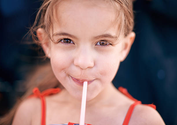 mmm délicieux - milk child drinking little girls photos et images de collection