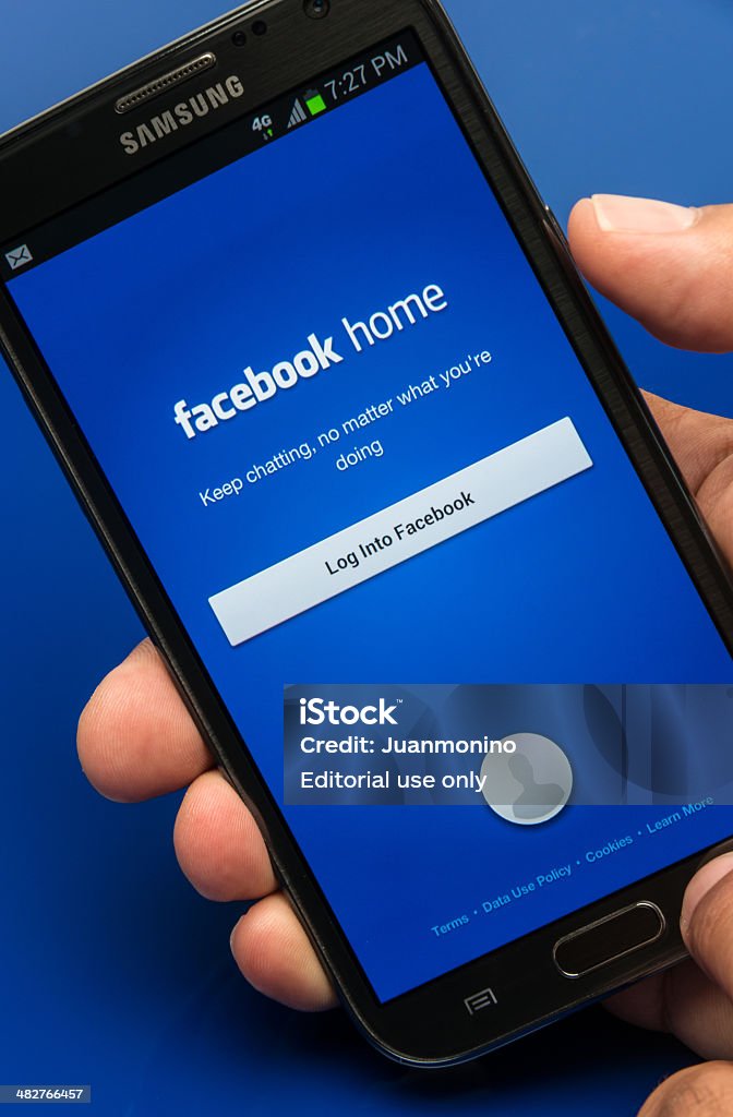 Facebook app página da web - Foto de stock de Dispositivo de informação portátil royalty-free