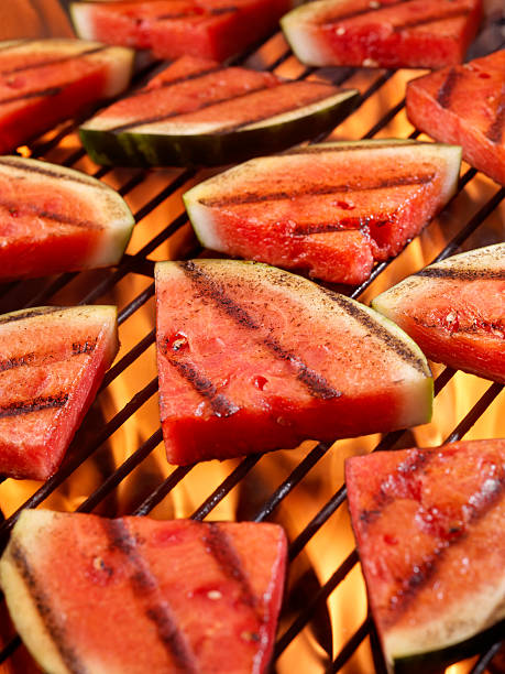 barbacoa en sandía (watermelon stomach - char grilled fire coal heat fotografías e imágenes de stock