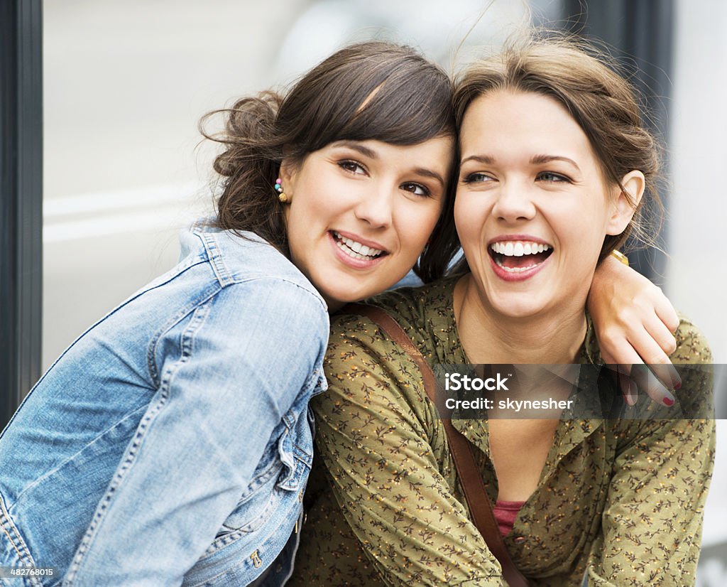 Dois adolescentes espera no ponto de ônibus. - Foto de stock de Adolescente royalty-free