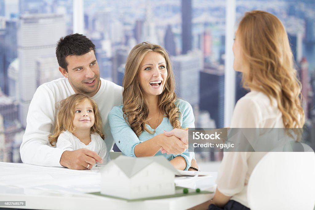 Família reunião com Consultor financeiro. - Foto de stock de Família royalty-free