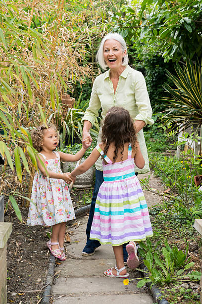 ring um anel o'roses - generation gap multi generation family vertical holding hands - fotografias e filmes do acervo