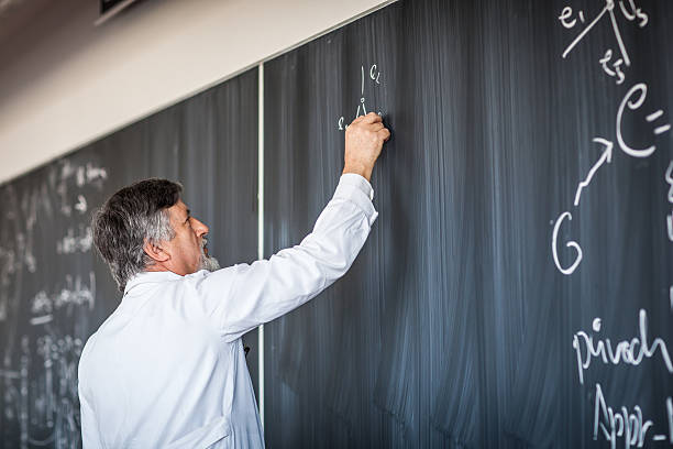 senior chemie professor gibt einen vortrag hält - blackboard writing chalk teacher stock-fotos und bilder