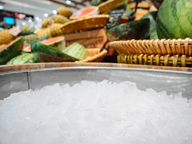 モックアップディスプレイ砕いた氷を入れた新鮮なフルーツのお食事とドリンク - ice crushed ice crushed textured ストックフォトと画像