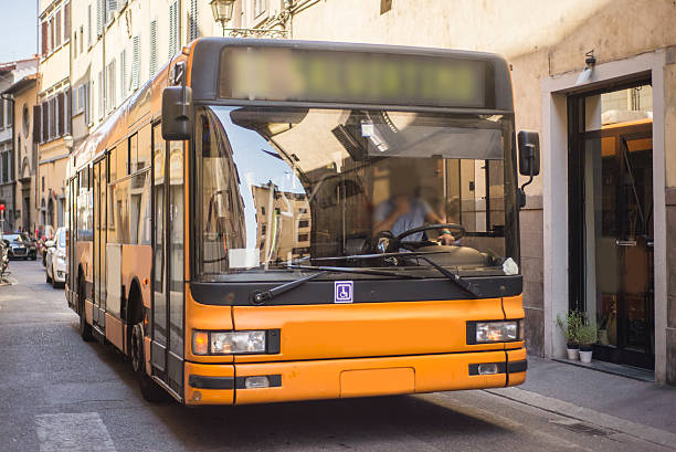 autobús en estrecha calle - sun sunlight italy florence italy fotografías e imágenes de stock