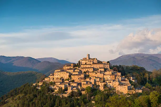 In the heart of Italy, Labro is a unique village ... Unique for its beautiful location on top of a wooded hill on the one hand traguarda the mirror of Lake Piediluco, the finest in the center of Italy, and a side of the huge cliff of Monte Terminillo, the Alpe di Roma.