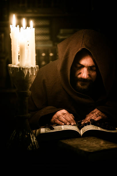 monk leitura - monk medieval cape book - fotografias e filmes do acervo