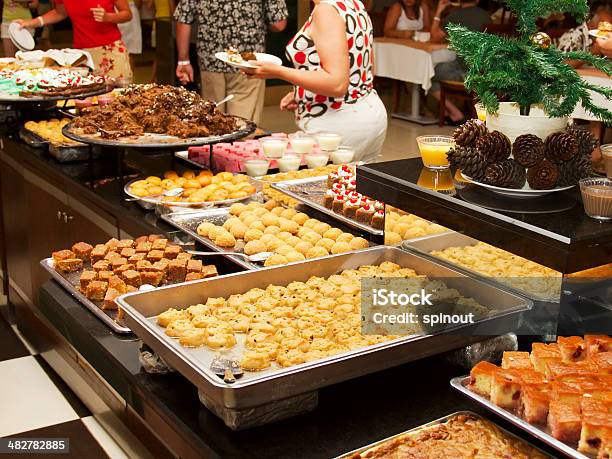 Süßigkeitentisch Stockfoto und mehr Bilder von Büfett - Büfett, Essen am Tisch, Essgeschirr