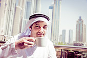 junger-mann-mit-kaffee-arabischen.jpg?b=1&s=170x170&k=20&c=MSXAjD5TNydHhH7IUmAogxU5S0yupuDOW7tElc0e9l8=