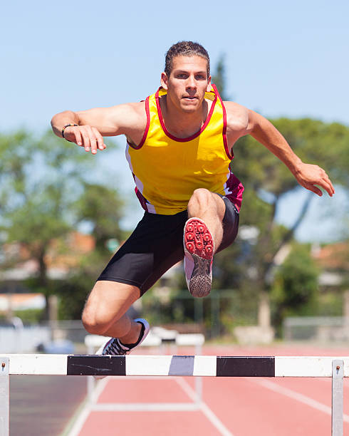 homem atleta durante a corrida de obstáculos - rivalry starting block track and field athlete track and field - fotografias e filmes do acervo