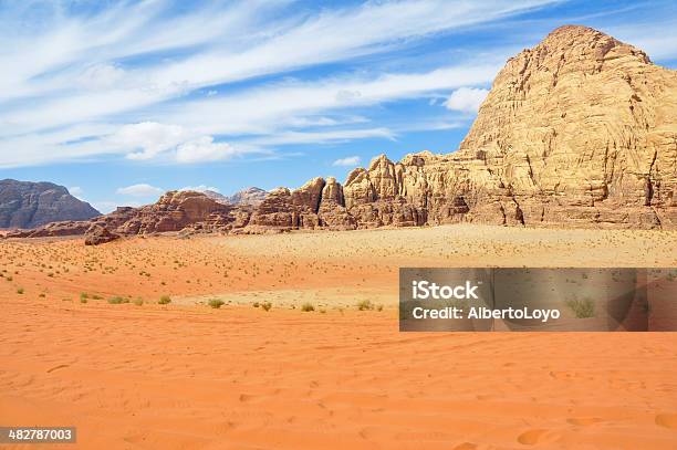 Пустыня Вади Рам Иордания — стоковые фотографии и другие картинки Без людей - Без людей, Вади-Рам, Гора