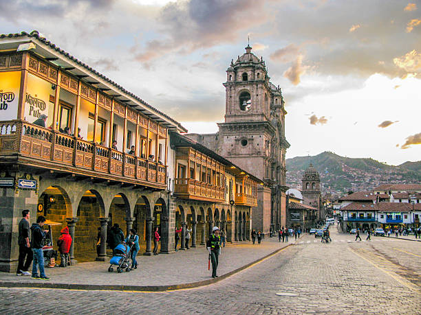 plaza de armas au coucher du soleil avec la population locale - province de cuzco photos et images de collection