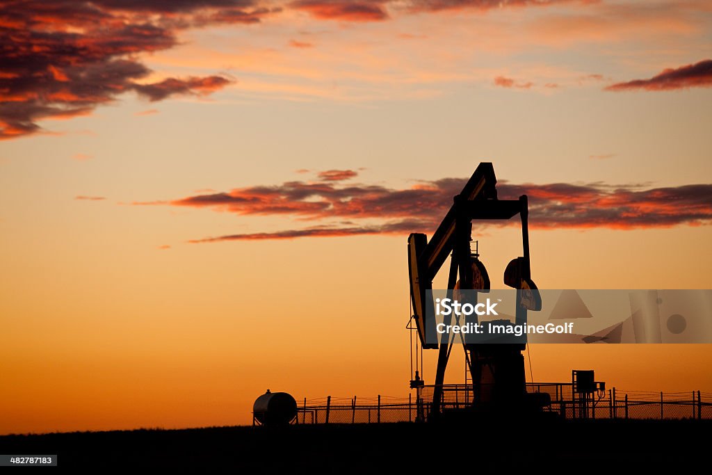 Silhouette Pumpjack - Foto stock royalty-free di Acciaio