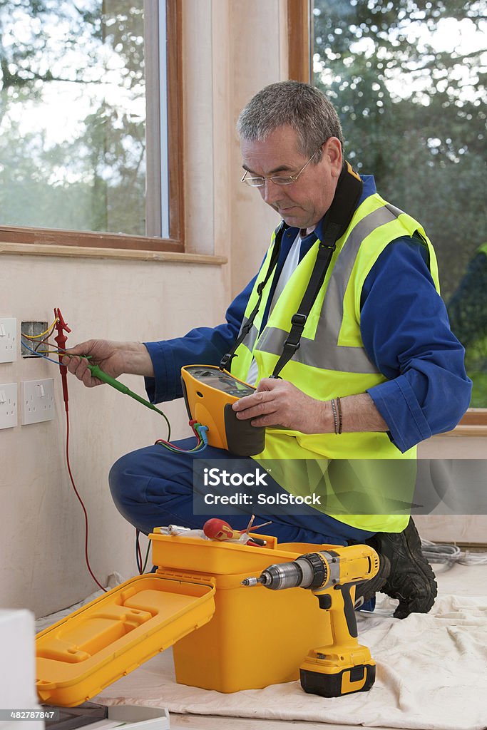 Elettricista al lavoro - Foto stock royalty-free di Addetto alla manutenzione