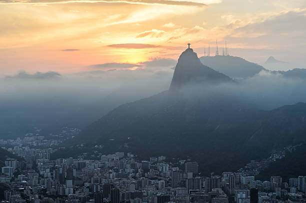 puesta de sol vista del río de janairo, brasil - christ the redeemer rio de janeiro brazil corcovado fotografías e imágenes de stock