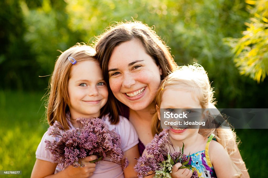 Mãe e duas filhas de fora - Foto de stock de 2-3 Anos royalty-free