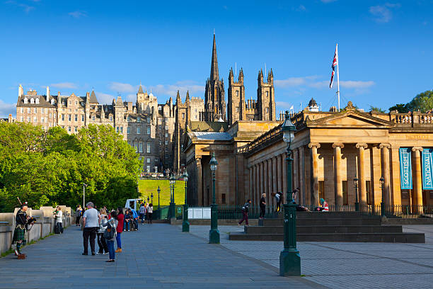 royal scottish academy,  edinburgh, scotland, united kingdom. - princes street gardens stok fotoğraflar ve resimler