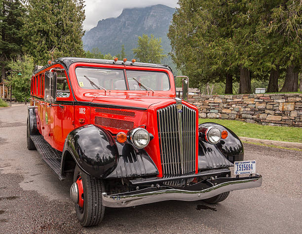 레드 버스 - us glacier national park montana bus park 뉴스 사진 이미지