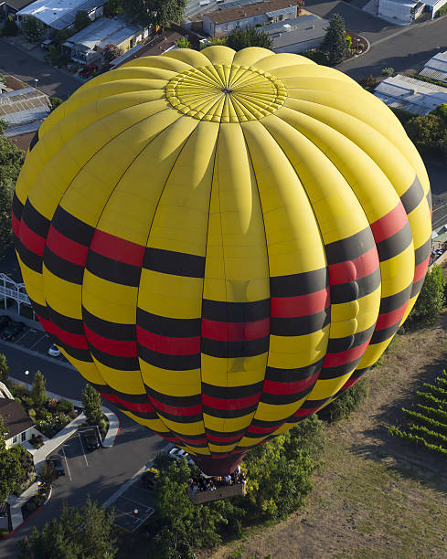 熱気球では、カリフォルニア州ナパバレーです。 - hot air balloon california napa napa valley ストックフォトと画像