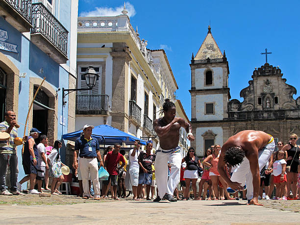 capoeira dance lotta nel quartiere di pelourinho dalla strada nel salvador bahia brasile - pelourinho zdjęcia i obrazy z banku zdjęć