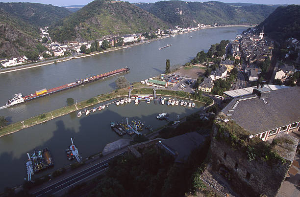 баржи рейн возле rheinfels sankt goar bingen koblenz germany (германия - rheinfels стоковые фото и изображения