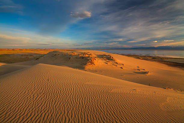 прекрасные виды на пустыня гоби. монголия. - desert landscape morocco sand dune стоковые фото и изображения