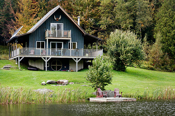 cabaña junto al lago - casita de campo fotografías e imágenes de stock