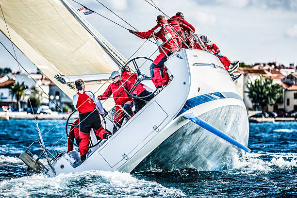セーリングレガッタヨットクルー中に - sailing sailboat regatta teamwork ストックフォトと画像