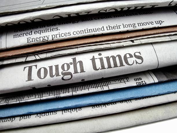 tempos difíceis - newspaper headline finance recession anxiety imagens e fotografias de stock