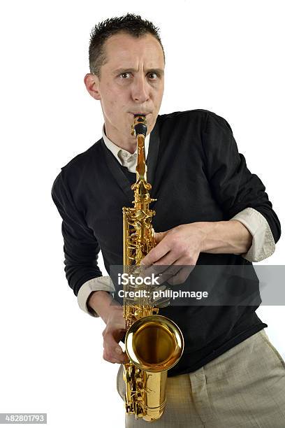Молодой Человек Играет На Саксофон — стоковые фотографии и другие картинки Brass Band - Brass Band, Альт-саксофон, Белый фон
