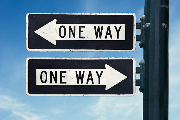 un modo confusione - one way street sign foto e immagini stock