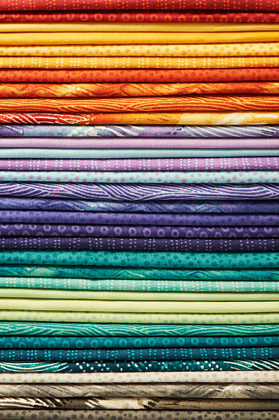 pila de coloridas tela - patch textile stack heap fotografías e imágenes de stock