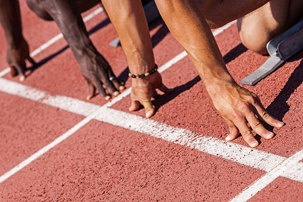 due atleti pronti per la gara - rivalry starting block track and field athlete track and field foto e immagini stock