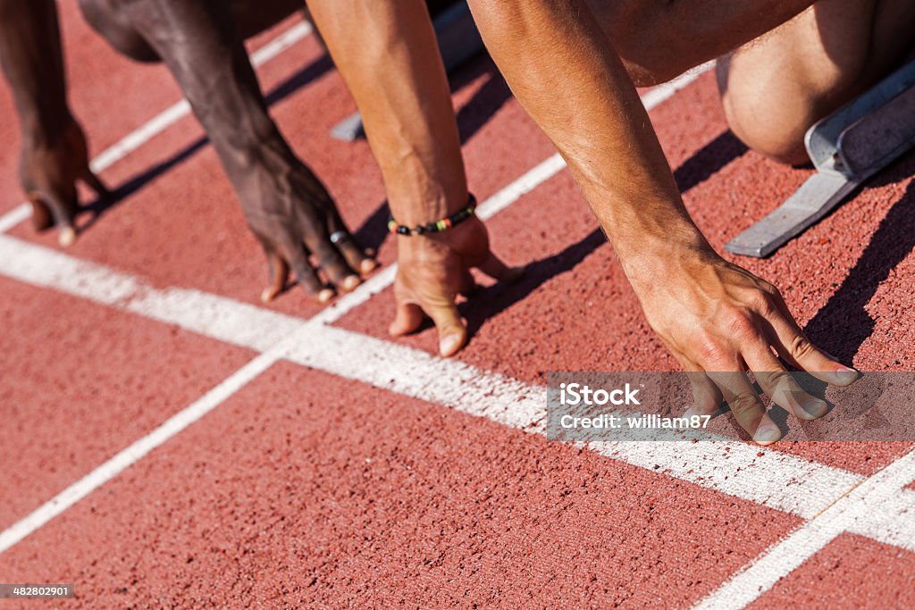 Dois atletas pronto para começar a corrida - Foto de stock de Adulto royalty-free