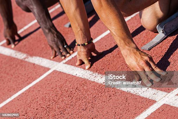 Foto de Dois Atletas Pronto Para Começar A Corrida e mais fotos de stock de Adulto - Adulto, Correr, Esperar na fila