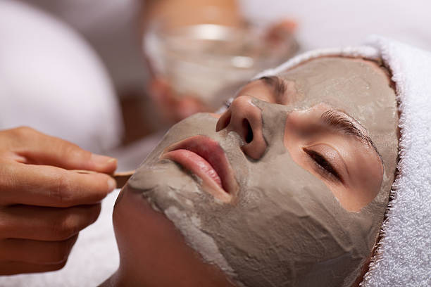 spa beauté soin du visage avec masque - bain de boue thérapie du bien être photos et images de collection