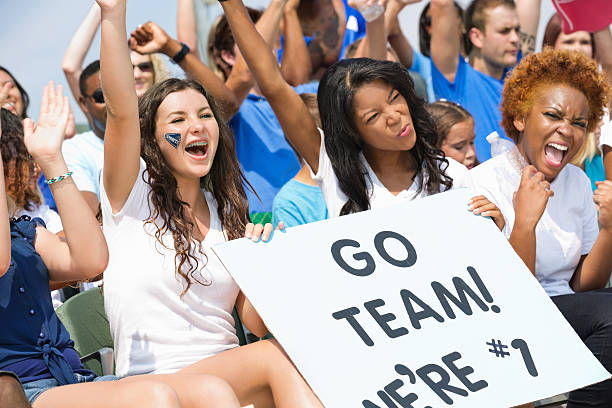 podekscytowany high school sports kibiców dopingować i holding sign - sports event bleachers stadium seat zdjęcia i obrazy z banku zdjęć