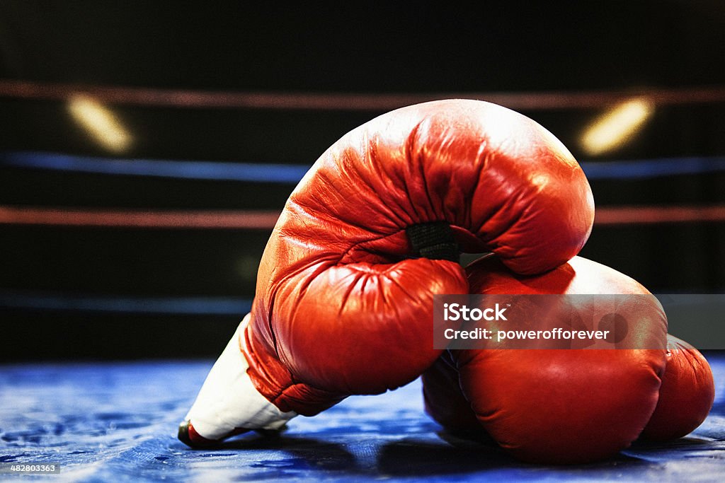 Luvas de boxe em Boxing.Ring - Foto de stock de Luva de Boxe royalty-free