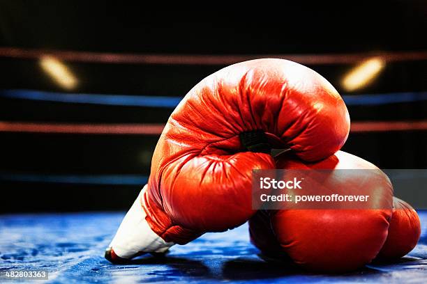 Foto de Luvas De Boxe Em Boxingring e mais fotos de stock de Luva de Boxe - Luva de Boxe, Ringue de Boxe, Boxe - Esporte